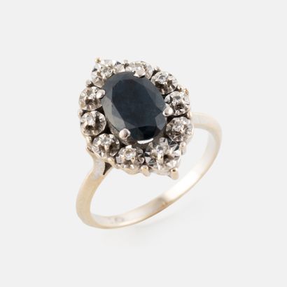 Bague en or gris (750) centré d'un saphir...