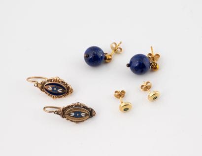 Lot of three pairs of earrings in yellow...