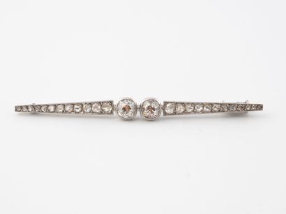 Broche barrette ligne en or gris (750) et...