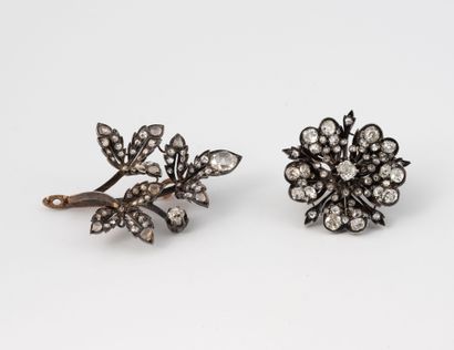 Deux éléments formant une broche fleurs en...