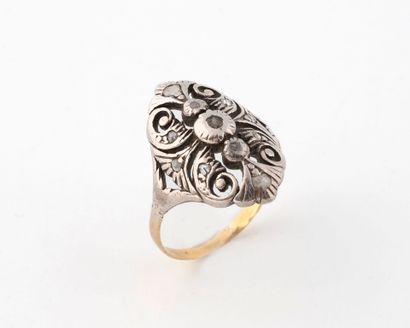 Bague en or jaune (750) et argent (min. 800)...