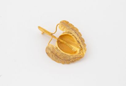 Brooch in yellow gold (750) with exotic flower...