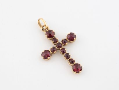 Cross pendant in yellow gold (750) entirely...