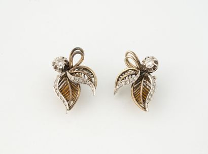 Paire de clips d'oreille en or gris (750)...