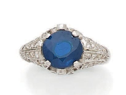 Bague en or gris (750) sertie d'un saphir...