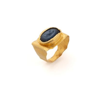 Bague à chaton ovale présentant une intaille...