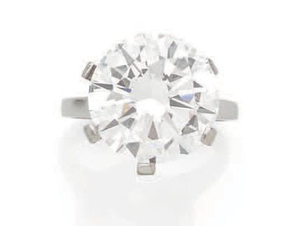 Solitaire ring in white gold (750) set with...