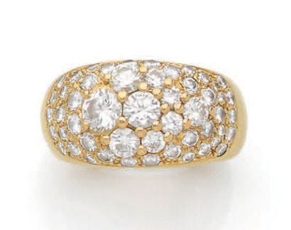 Attractive curved band ring in yellow gold...