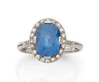Bague en platine (850) de forme marguerite...