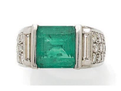 Importante bague jonc à pans coupés en platine...