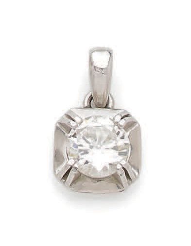 Pendentif en or gris (750) centré d'un diamant...