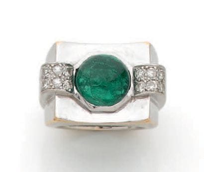Bague chevalière façon Tank en or gris (750)...