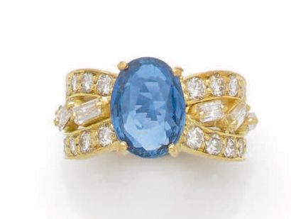 Yellow gold (750) ring centered on a claw-set...