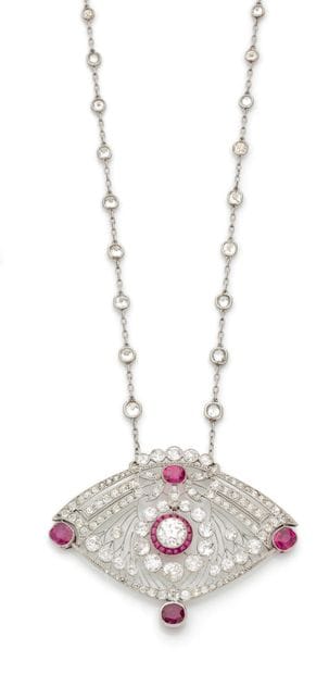 Important et beau pendentif plaque en platine...