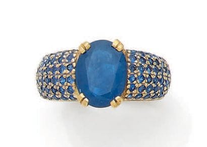 Yellow gold (585) ring centered on an oval...