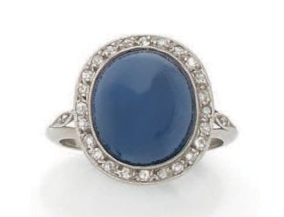 Bague en platine (950) centrée d'un cabochon...