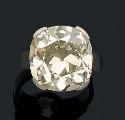 Bague en platine (850 millièmes), ornée d'un...