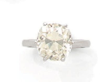 Bague en or gris (750 millièmes), ornée d'un...