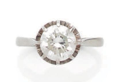 Bague solitaire en platine (850) ornée d'un...