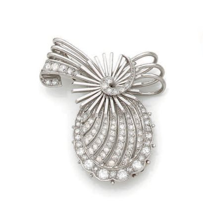 Brooch in platinum (950), forming a stylized...