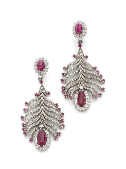 Paire de pendants d'oreilles en or gris (750)...