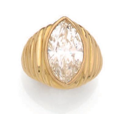 Beautiful ring in yellow gold (750) set with...
