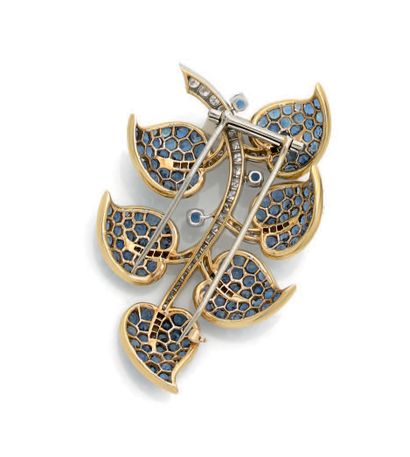 VAN CLEEF & ARPELS, New York
Elegant lapel...