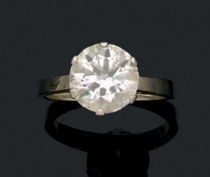 Bague solitaire en or gris (750) et platine...