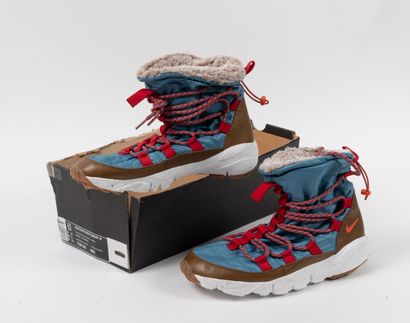 NIKE Footscape Route SNKRBT SP
Pair of Nike...