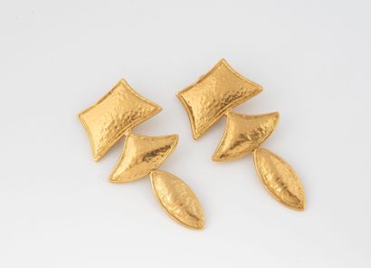 Yves SAINT LAURENT
Attractive pair of hammered...
