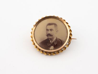 Round brooch in yellow gold (750) featuring...