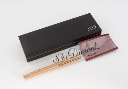 ST DUPONT
Gilded metal fountain pen with...