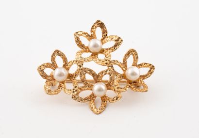 Small brooch in yellow gold (750) forming...