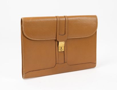 GUCCI
Gold-tone grained leather bag.
Flap...