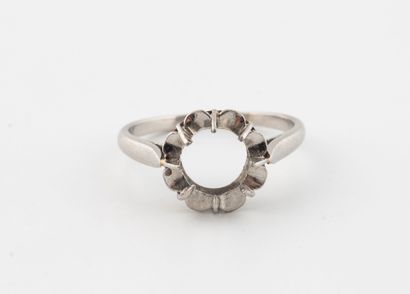 Platinum (850) solitaire ring setting.
Weight:...