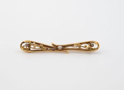 Small brooch in yellow gold (750) forming...