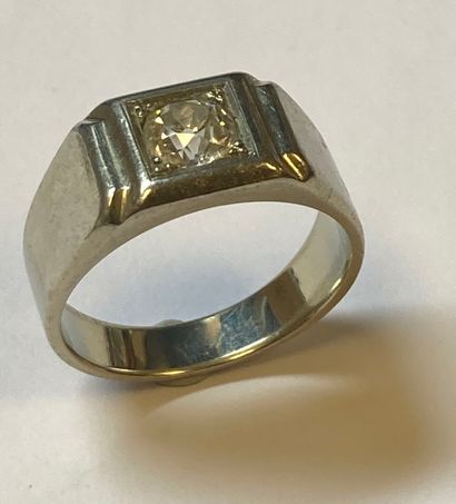 Chevalière in white gold (750) set with an...