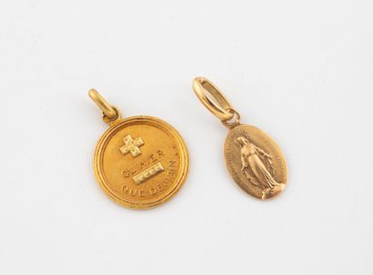 Lot of two medals in yellow gold (750), one...