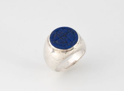 Silver Chevalière (800) centered with a round...