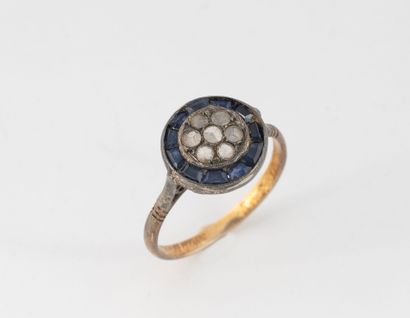 Yellow gold (750) round-topped ring centered...