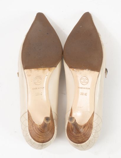 CHANEL
Pair of white leather pumps, with...