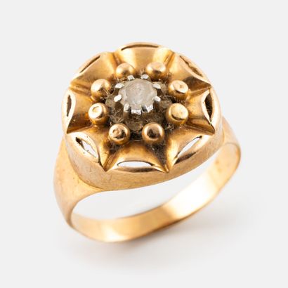 Yellow gold(750) ring with round flower-shaped...