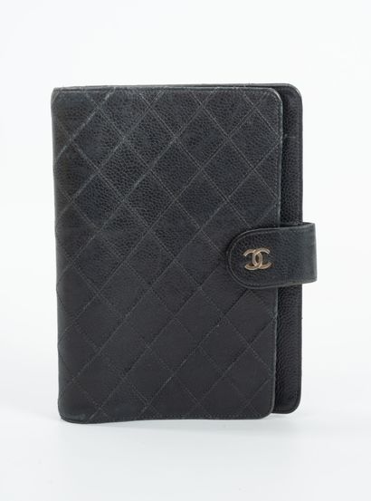 CHANEL
Quilted black caviar leather card...