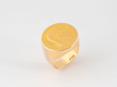 Chevalière in yellow gold (750) adorned with...