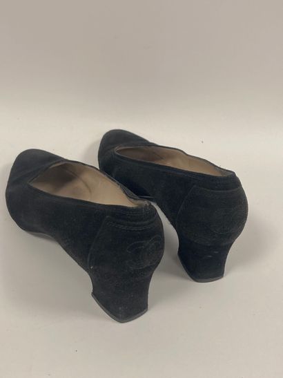 CHANEL 
Black suede pump with small heels.
Signed...
