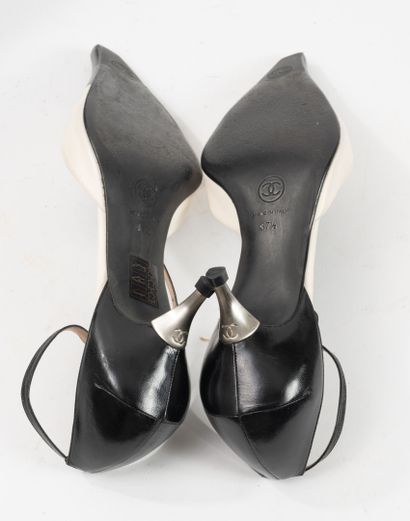 CHANEL
Pair of white leather pumps, with...