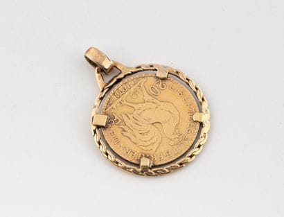 FRANCE
Yellow gold (750) pendant adorned...