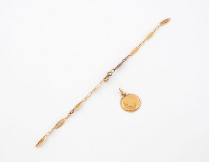 Lot in yellow gold (750) comprising :
- A...