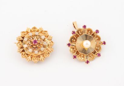 Set of two pendant brooches in yellow gold...