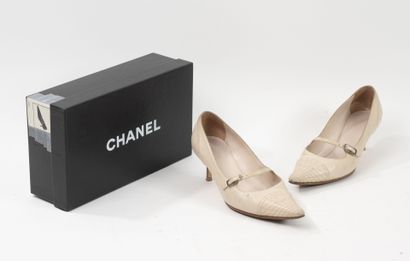 CHANEL
Pair of white leather pumps, with...